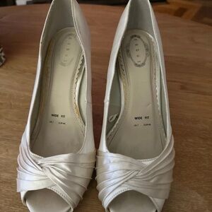 Debut Elegant Cream Peep-Toe Heels